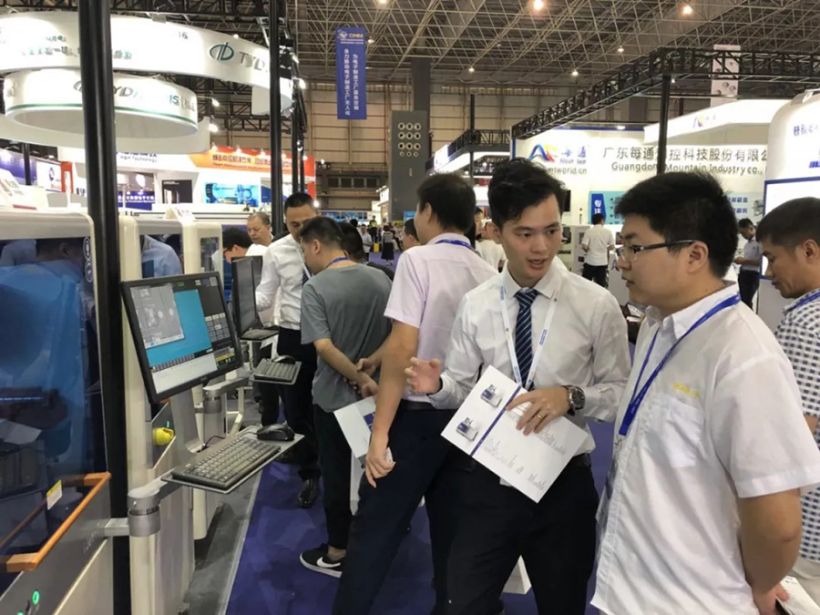 z6com·尊龙坚持自主创新，多部设备首次公开亮相 | 电子制造自动化展报道